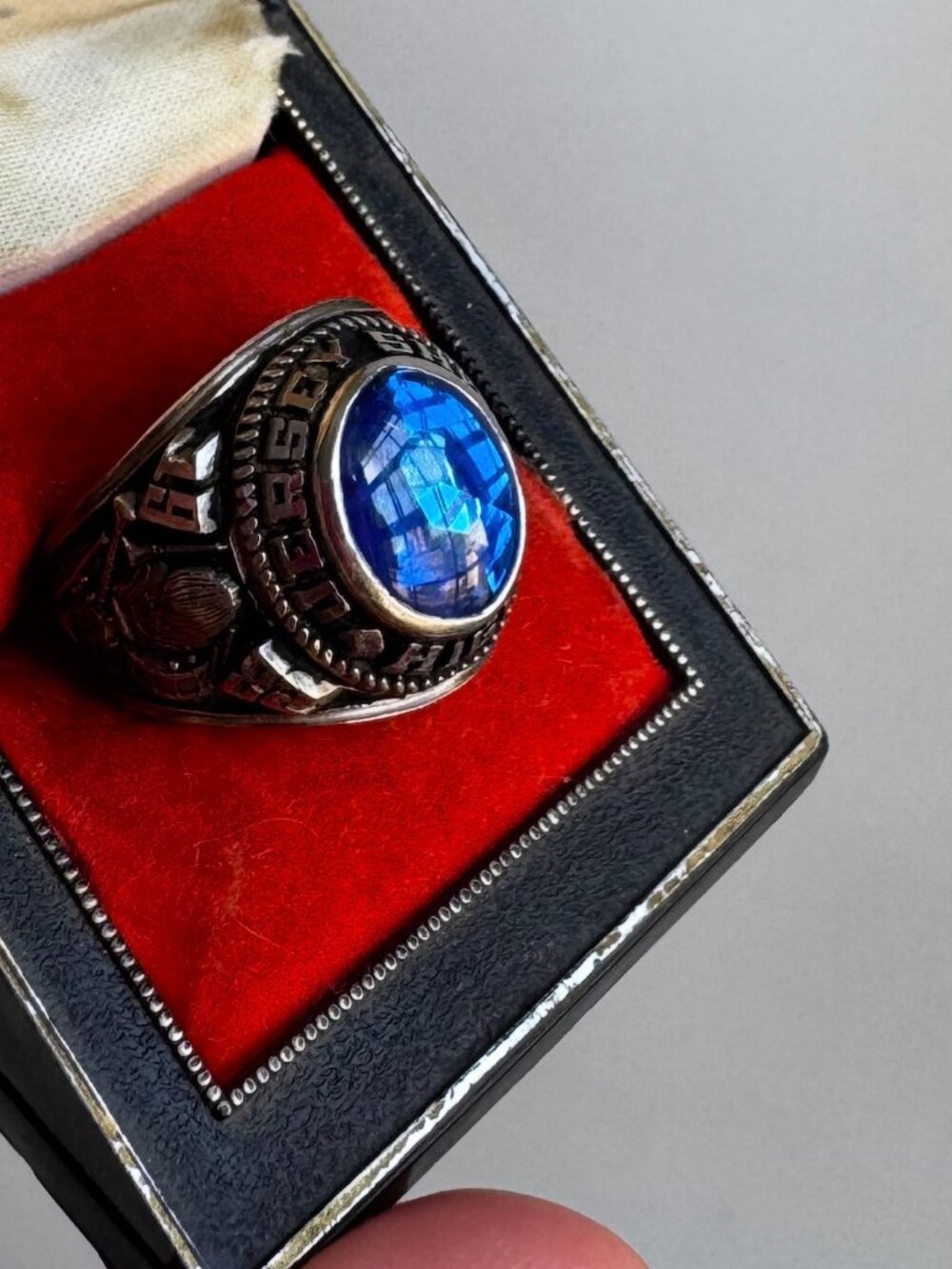 1982 Bulldog Class Ring: Jersey Shore Size 6.5